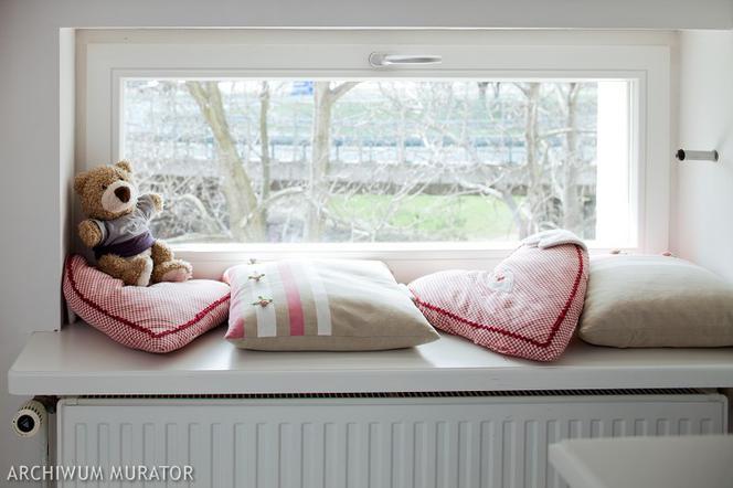 Kolorowe i miękkie poduszki w pokoju dziecięcym
