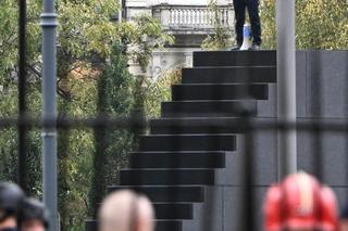 Incydent na pomniku smoleńskim. Mężczyzna grozi, że wysadzi się w powietrze