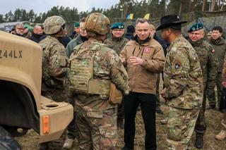 Prezydent i szef MON na poligonie w Orzyszu