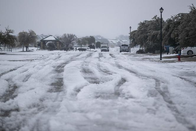 Ten chłopiec zamarzł a senator grzeje się w Meksyku