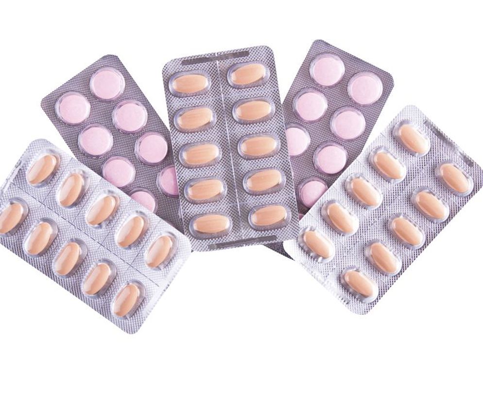 Encorton  zawiera  prednizon  - pochodną kortyzolu