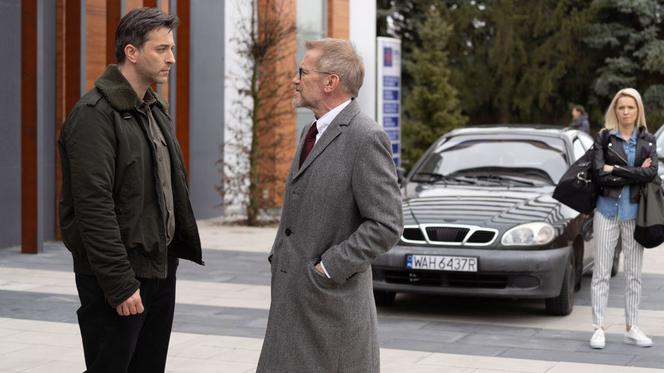 Na dobre i na złe, odc. 739. Marcin (Filip Bobek), Dominika (Paulina Gałązka) i jej ojciec Mirosław Grec (Jacek Mikołajczak)	