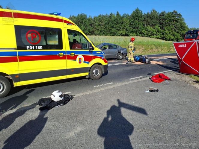 Śmiertelny wypadek pod Radomskiem. Osobówka zderzyła się z motocyklistami [ZDJĘCIA]