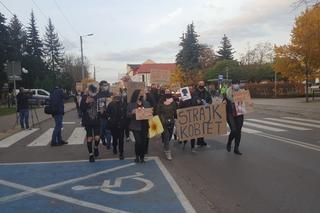 Strajk kobiet: „Chciałabym dokonać aborcji rządu”. Bełchatowianki OSTRO na ulicach miasta!