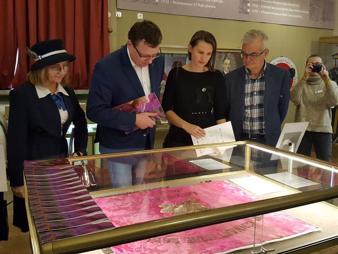 Sztandar "Sokoła" w Lesznie jak nowy. Przeleżał w ziemi kilka lat!