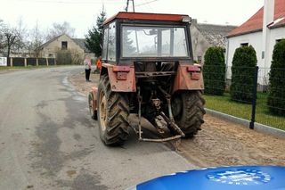 Nietrzeźwy i bez uprawnień prowadził ursusa w Kujawsko-Pomorskiem. Rolnikowi grozi do 3 lat więzienia