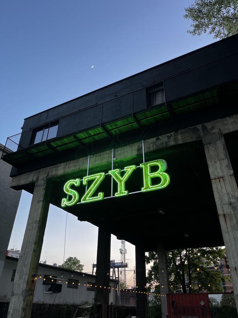 Neon Szyb na Bolko Loft w Bytomiu