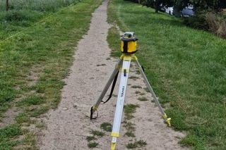 ​Na nowej ścieżce rowerowej w Lesznie już kładą asfalt [ZDJĘCIA]