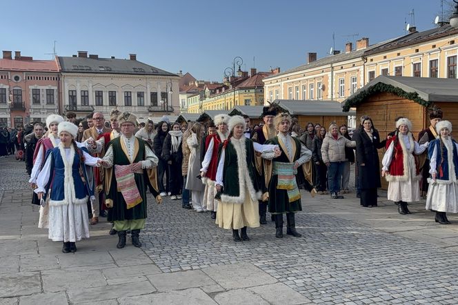 Maturzyści z Nowego Sącza zatańczyli poloneza na Rynku 