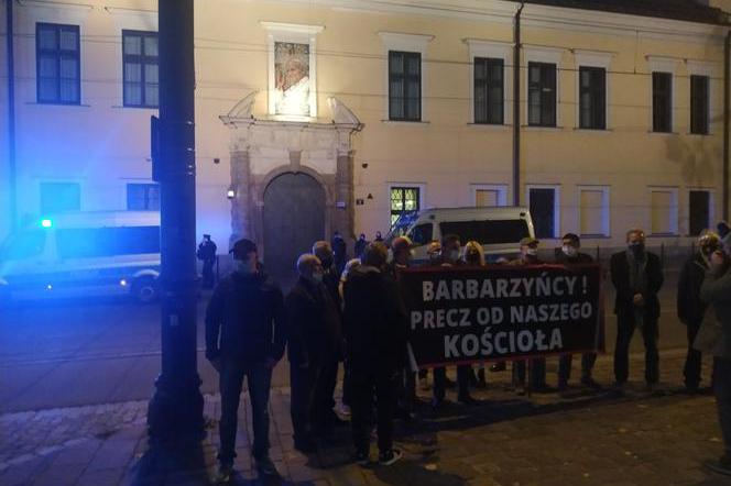 Brońmy kościoła - kontrmanifestacja obrońców życia przed krakowską kurią