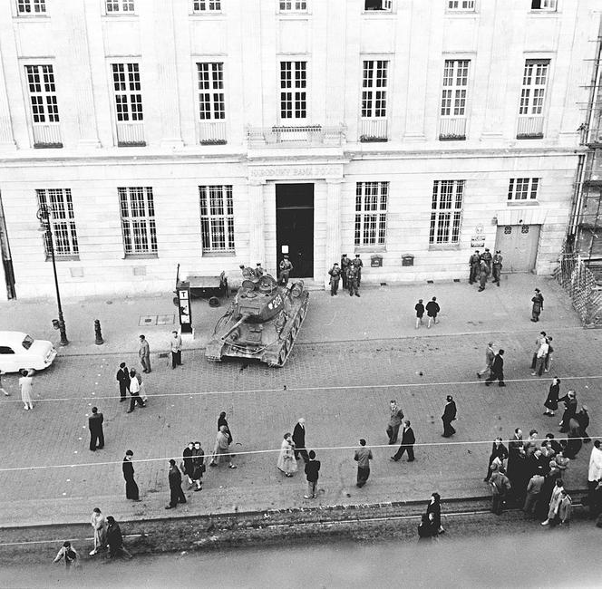 Czołg broniący dostępu do oddziału Narodowego Banku Polskiego, Poznań, czerwiec 1956 r.