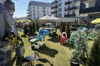 Sklep Żabka z ogródkiem dla klientów