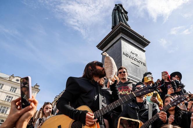 Jared Leto zagrał spontaniczny koncert pod pomnikiem Mickiewicza w Krakowie