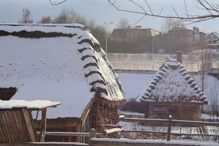 Cicho i wszędzie biało. Tak prezentuje się skansen w Lublinie w zimowej odsłonie! [GALERIA]
