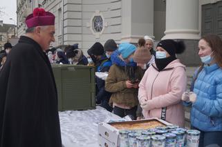 Wigilia dla bezdomnych i potrzebujących przed bydgoską Bazyliką [ZDJĘCIA]