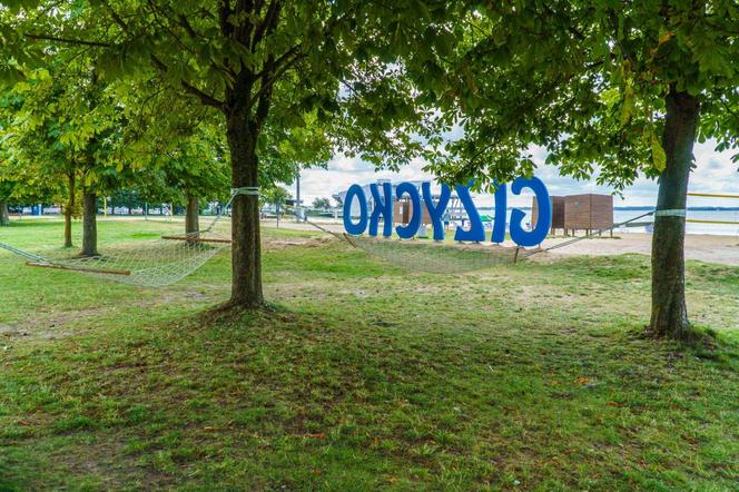 Darmowe leżaki i hamaki na plaży miejskiej w Giżycku. Zobacz zdjęcia