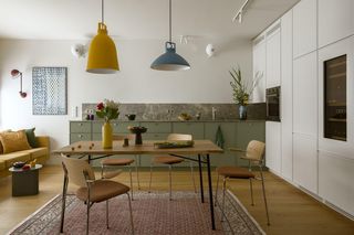 Pop art spotyka minimalizm. Korytarz jak z filmu i teatralne zasłony