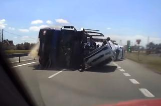 Wypadek lawety z nowymi autami w Drogomyślu. Wszystko przez kierowcę BMW - WIDEO