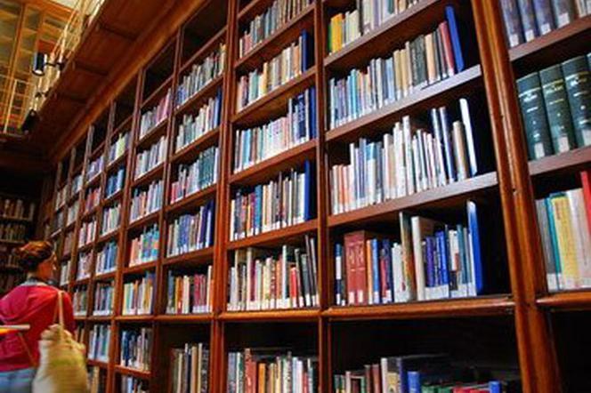 Książki w bibliotece, zdjęcie ilustracyjne