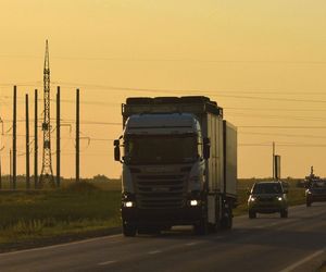 Boże Ciało 2025 na drogach. Ci kierowcy nie pojadą.  Kogo obowiązuje zakaz ruchu?