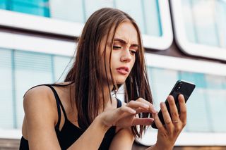 Komunikacyjni analfabeci. Eksperci alarmują: młodzi boją się rozmawiać przez telefon