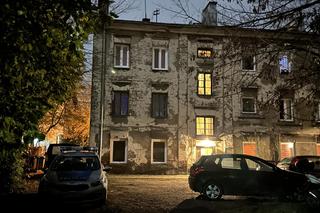 Tajemnicza śmierć w Pruszkowie. Zwłoki mężczyzny znalezione w mieszkaniu. To było zabójstwo? 