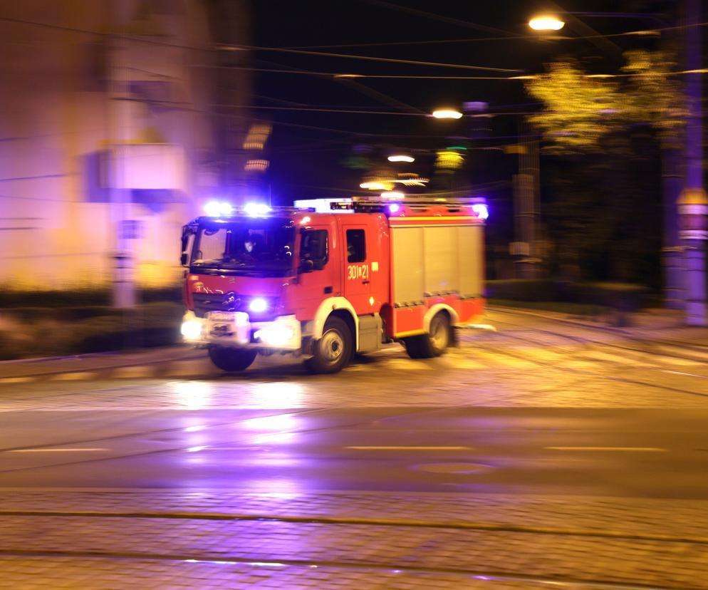 Śląskie: Pożar budynku zaczął się w jej mieszkaniu. Uciekając nie zawiadomiła sąsiadów. Utknęli na piętrze