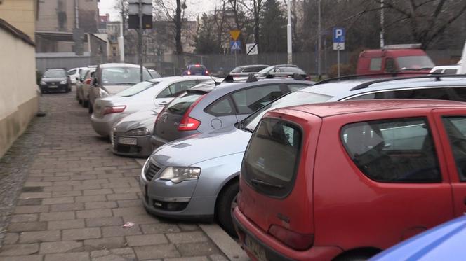 Przy Dobrzyńskiej działa już parking, ale jest za mały