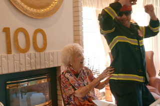 Macklemore zamówił striptizera dla swojej 100-letniej babci! VIDEO