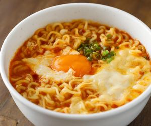 Zupka chińska to nie tylko prosta przekąska. Można z niej zrobić wspaniałe danie