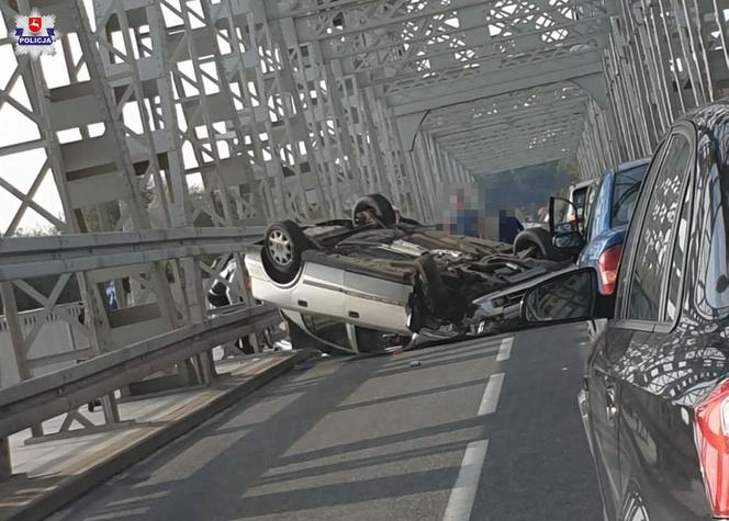Pijany kierowca Opla doprowadził do karambolu i sparaliżował most