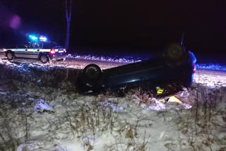 Trzcianne - Mońki. 41-letnia kierująca renault wyprzedzając pojazd na prostym odcinku drogi straciła panowanie nad pojazdem i dachowała