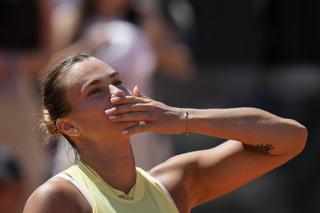 Aryna Sabalenka w towarzystwie tajemniczego mężczyzny na torze Formuły 1. Tenisistka aż promienieje