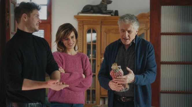 M jak miłość, odcinek 1867. Marcin (Mikołaj Roznerski), Kama (Michalina Sosna), Erwin (Andrzej Dopierała)