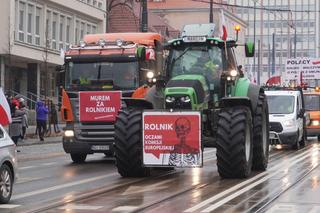 „Zielony Ład=Głód”, „Mleko nie jest z Biedronki”. Te hasła pojawiły się na proteście rolników w Olsztynie [ZDJĘCIA]