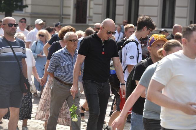 Marsz Milczenia dla Klaudii w Toruniu. „Niech nasza cisza przemówi głośniej niż słowa” [GALERIA]