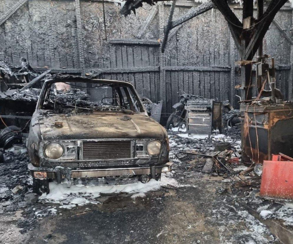 „Nasz majątek poszedł z dymem”. Kolekcja zabytkowych pojazdów spłonęła w kilka chwil