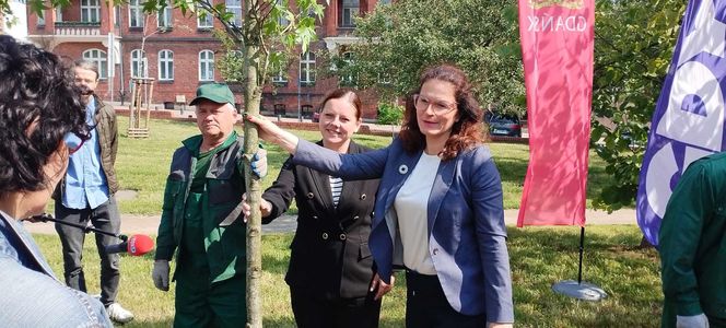 Obietnica frekwencyjna dotrzymana! Prezydentki Gdańska i Gdyni zasadziły drzewo