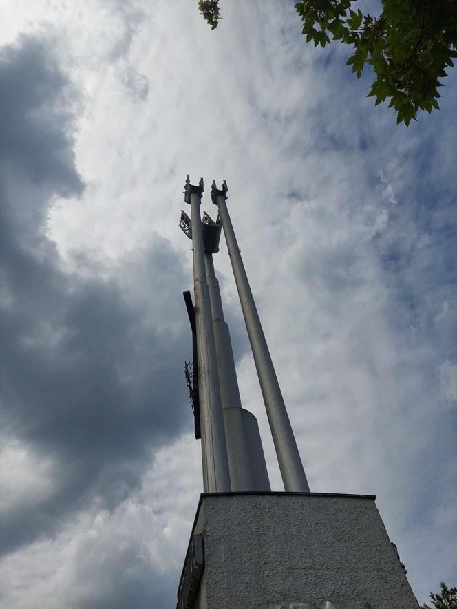 Pomnik w Dolinie Śmierci w Fordonie jest w opłakanym stanie. Jeden z kłosów wygląda na ułamany, a teren jest ogrodzony taśmą