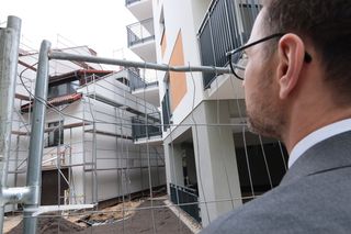 Obok szeregowca wybudowali 11-piętrowy blok. Minister Buda: Pazerność połączona z głupotą