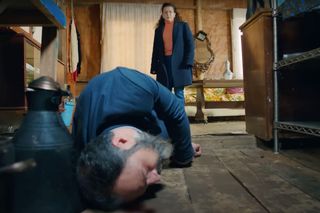 Policja znajduje ciało porywacza Ragipa i przychodzi po Melis. Ta chwyta za broń! Szybko okazuje się jednak, że to tylko zły sen Feraye.