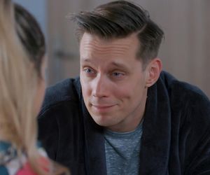 Na Wspólnej odc. 4045. Darek Żbik (Michał Mikołajczak), Kasia (Julia Chatys)