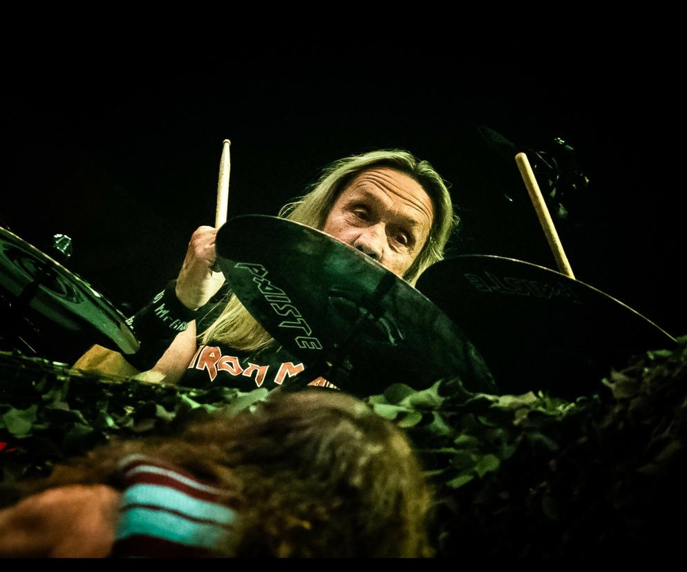 Bruce Dickinson szaleje na koncertach Iron Maiden! Spadający gong uderzył Nicko McBraina!