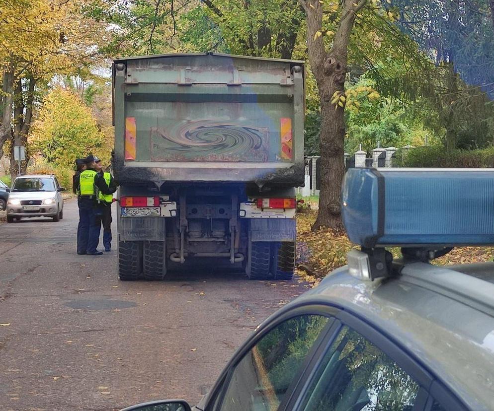 Policjanci ukarali 6 kierowców ciężarówek, którzy pomimo zakazu wjechali na ul. Św. Wojciecha w Koszalinie