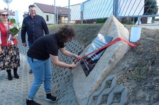 Mural i tablica ku pamięci Ryszarda Kotysa w Mniowie (Świętokrzyskie)