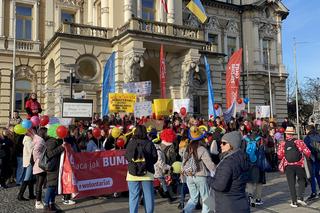 Pochód wolontariuszy z okazji Międzynarodowego Dnia Wolontariusza