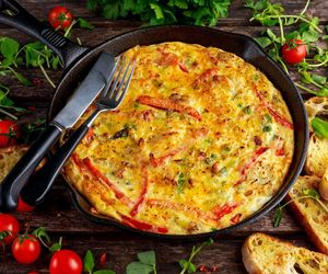 Obiad za grosze, czyli szybkie danie z ziemniaków, pomidorów i jajek. Babciny odpowiednik włoskiej frittaty