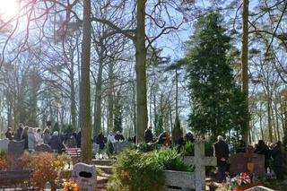 Pogrzeb księdza Andrzeja Dymera. Ponad 100 osób żegnało kontrowersyjnego duchownego