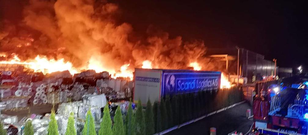 Gigantyczny pożar składowiska odpadów w Gronowie Górnym. Wstrzymano ruch pociągów! [ZDJĘCIA]