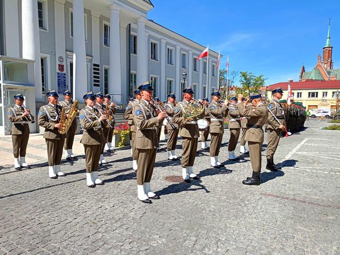 Na Skwerze Niepodległości w Siedlcach można było wysłuchać okolicznościowych przemówień i Apelu Pamięci Oręża Polskiego